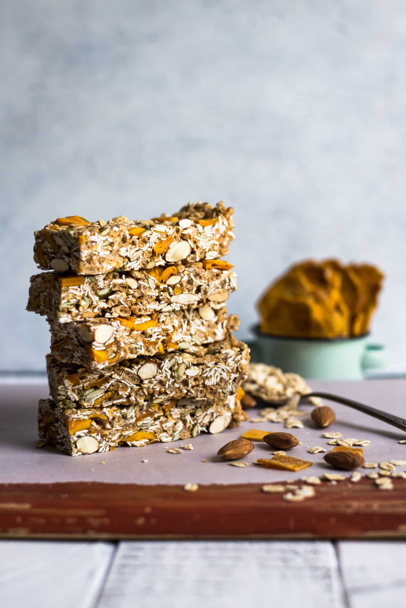Chili Mango Snack Bars - making granola bars at home is much easier than you think! These healthy snack bars are gluten free!