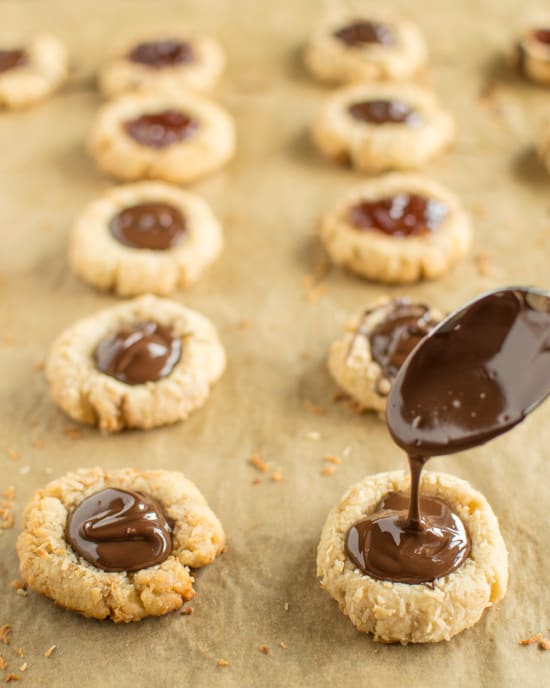 Buttery #vegan Coconut Chocolate Thumbprints that will get you into the holiday spirit! | clube.futebolmilionario.com