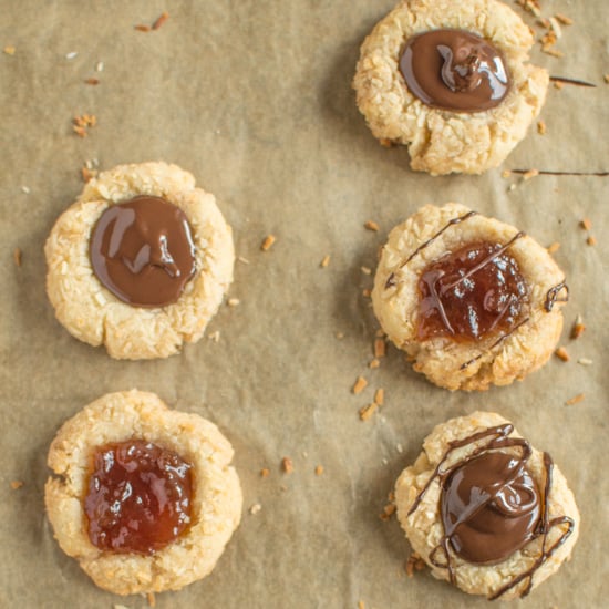 Buttery #vegan Coconut Chocolate Thumbprints that will get you into the holiday spirit! | clube.futebolmilionario.com