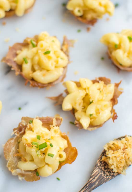 The best comfort food made into one AMAZING appetizer for parties - creamy macaroni and cheese proscuitto bites | clube.futebolmilionario.com