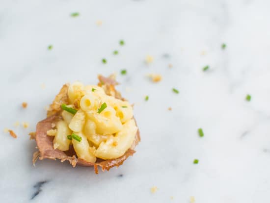 The best comfort food made into one AMAZING appetizer for parties - creamy macaroni and cheese proscuitto bites | clube.futebolmilionario.com