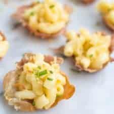 The best comfort food made into one AMAZING appetizer for parties - creamy macaroni and cheese prosciutto bites | clube.futebolmilionario.com