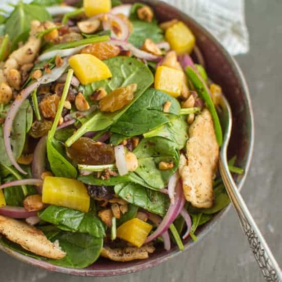 Spinach Salad with Toasted Pita and Hazelnuts | clube.futebolmilionario.com #vegan #glutenfree