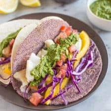 Delicious fish tacos with a spicy and tangy green harissa. Add some spice to your dinner or lunch with these healthy tacos! | clube.futebolmilionario.com