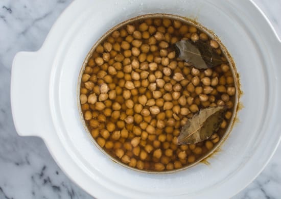 How to Make Slow Cooker Chickpeas | clube.futebolmilionario.com @healthynibs