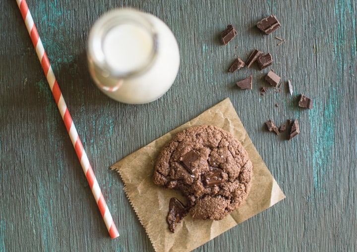 Double Chocolate Almond Cookies - they're crisp on the outside and soft like brownies on the inside! | clube.futebolmilionario.com