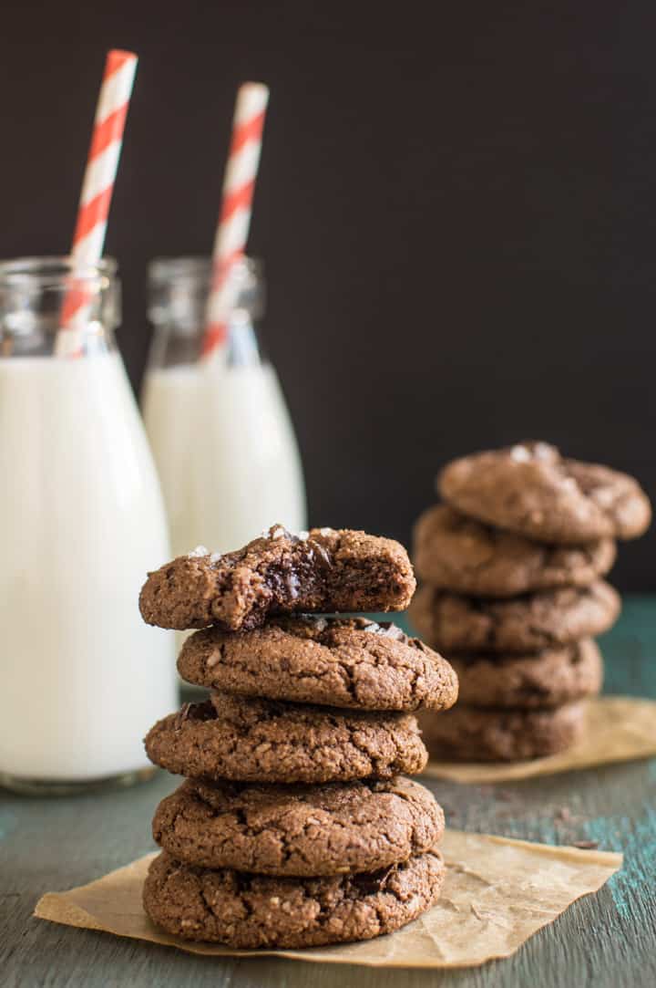 Double Chocolate Almond Cookies - they're crisp on the outside and soft like brownies on the inside! | clube.futebolmilionario.com