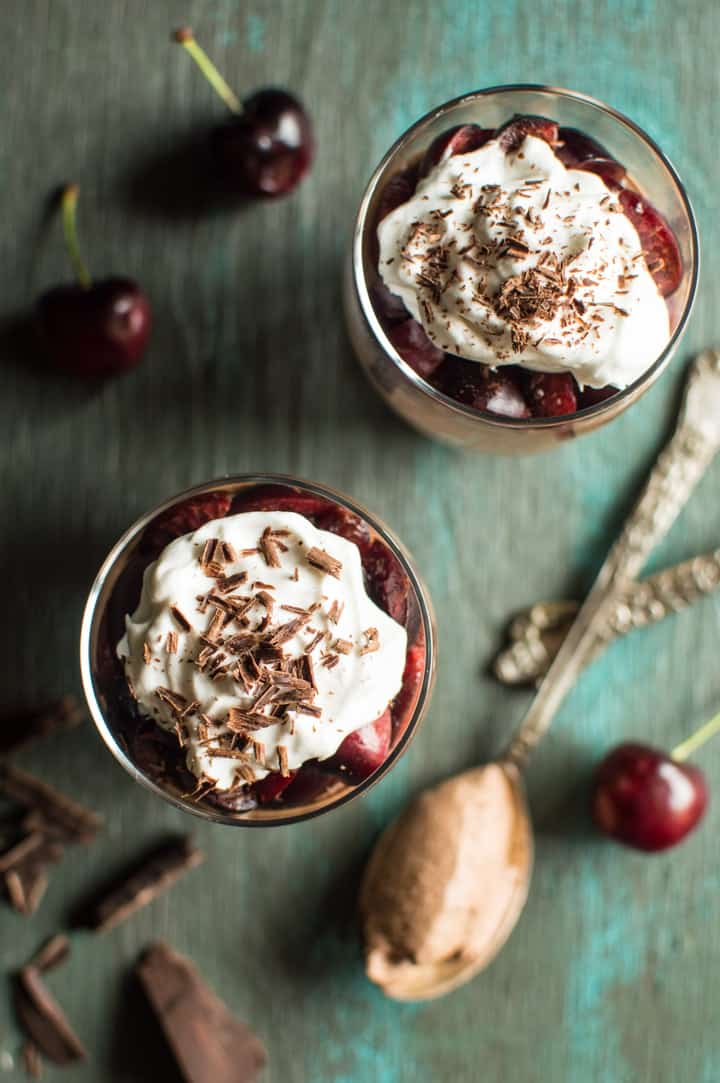Black Forest Mousse - decadent, rich, and creamy vegan delight that's ready with FIVE ingredients only! | clube.futebolmilionario.com