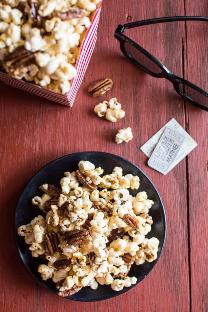 Bourbon Paprika Pecan Popcorn - a healthy caramel popcorn made with NO REFINED SUGAR and ready in 30 minutes! | clube.futebolmilionario.com