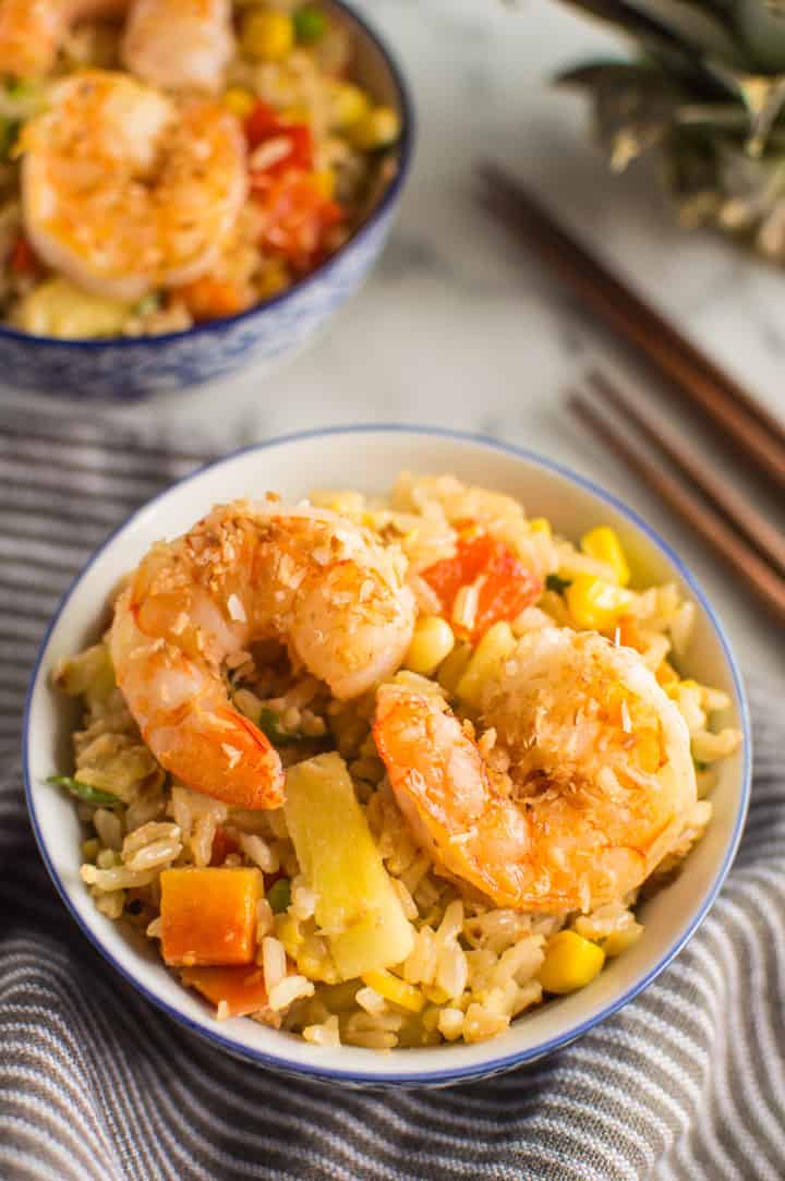 Coconut Pineapple Fried Rice with Shrimp - perfect for parties | clube.futebolmilionario.com 
