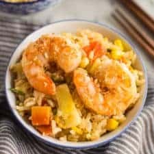Coconut Pineapple Fried Rice with Shrimp - perfect for parties | clube.futebolmilionario.com