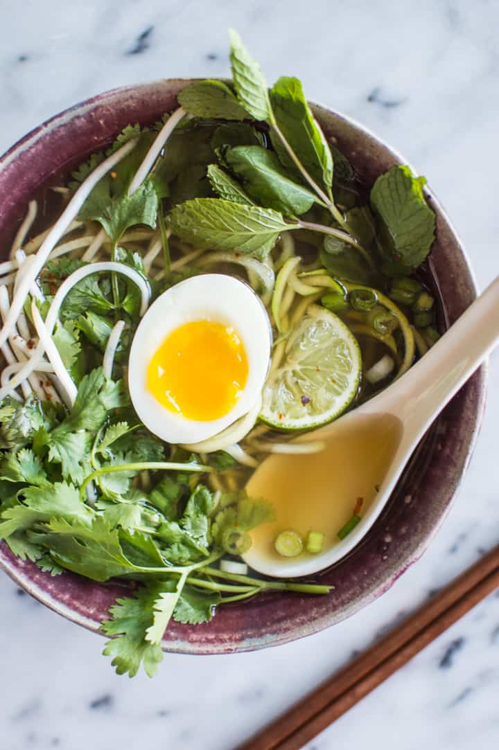 Quick Vegetarian Pho with Zucchini Noodles - an easy pho recipe that anyone can make! This dish is healthy, gluten-free and paleo | clube.futebolmilionario.com