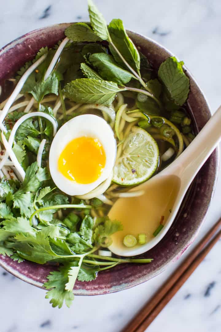 Quick Vegetarian Pho Recipe with Zucchini Noodles - an easy pho recipe that anyone can make!  | clube.futebolmilionario.com