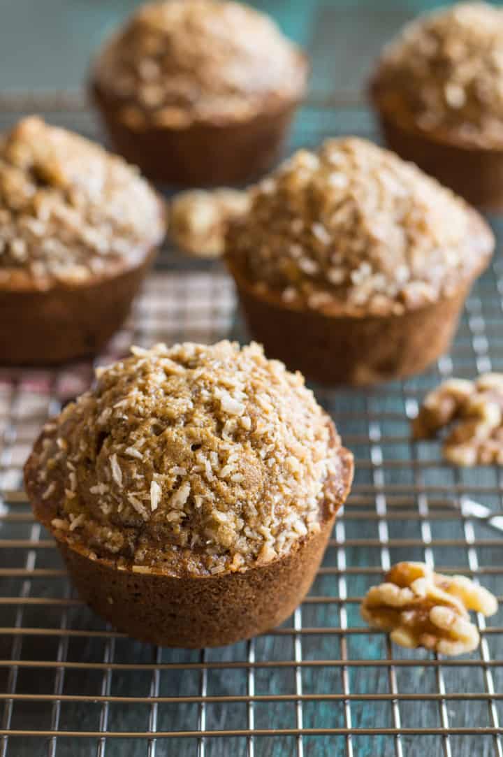 Whole Wheat Maple Banana Nut Muffins - healthy muffins made with NO refined sugar. Great recipe for breakfast! | clube.futebolmilionario.com