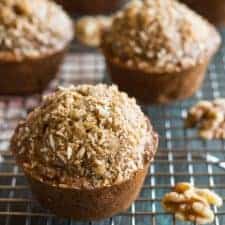Whole Wheat Maple Banana Nut Muffins - healthy muffins made with NO refined sugar. Great recipe for breakfast! | clube.futebolmilionario.com