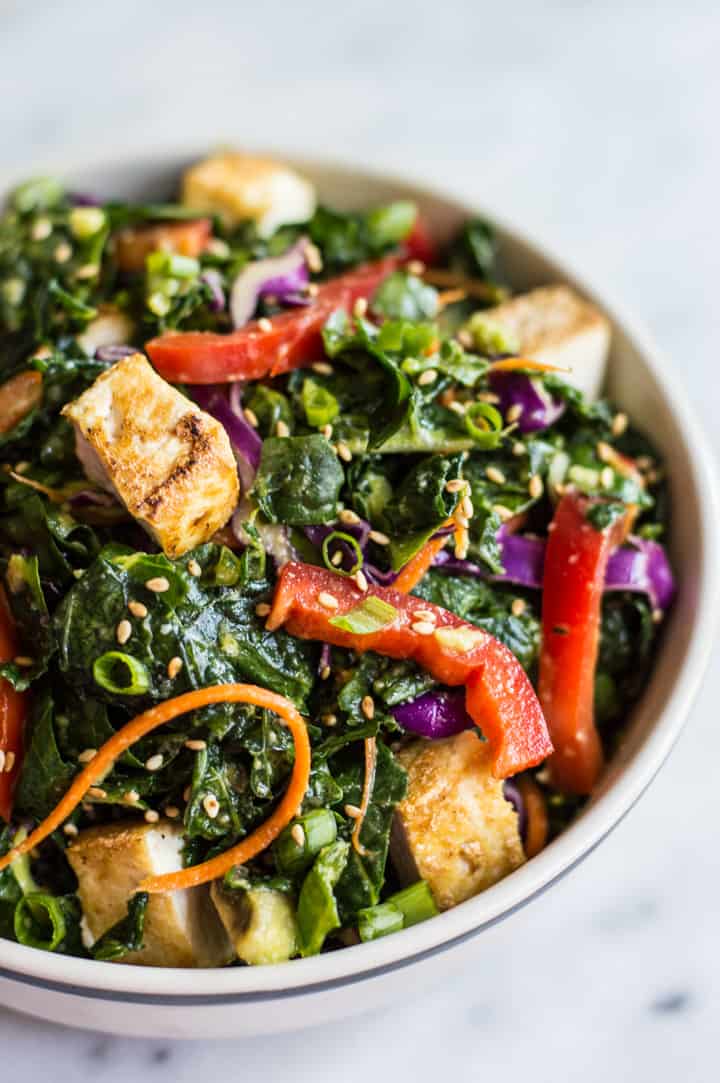 Kale Salad with Fried Tofu and Miso Ginger Dressing - an easy vegan salad with asian flavors | clube.futebolmilionario.com