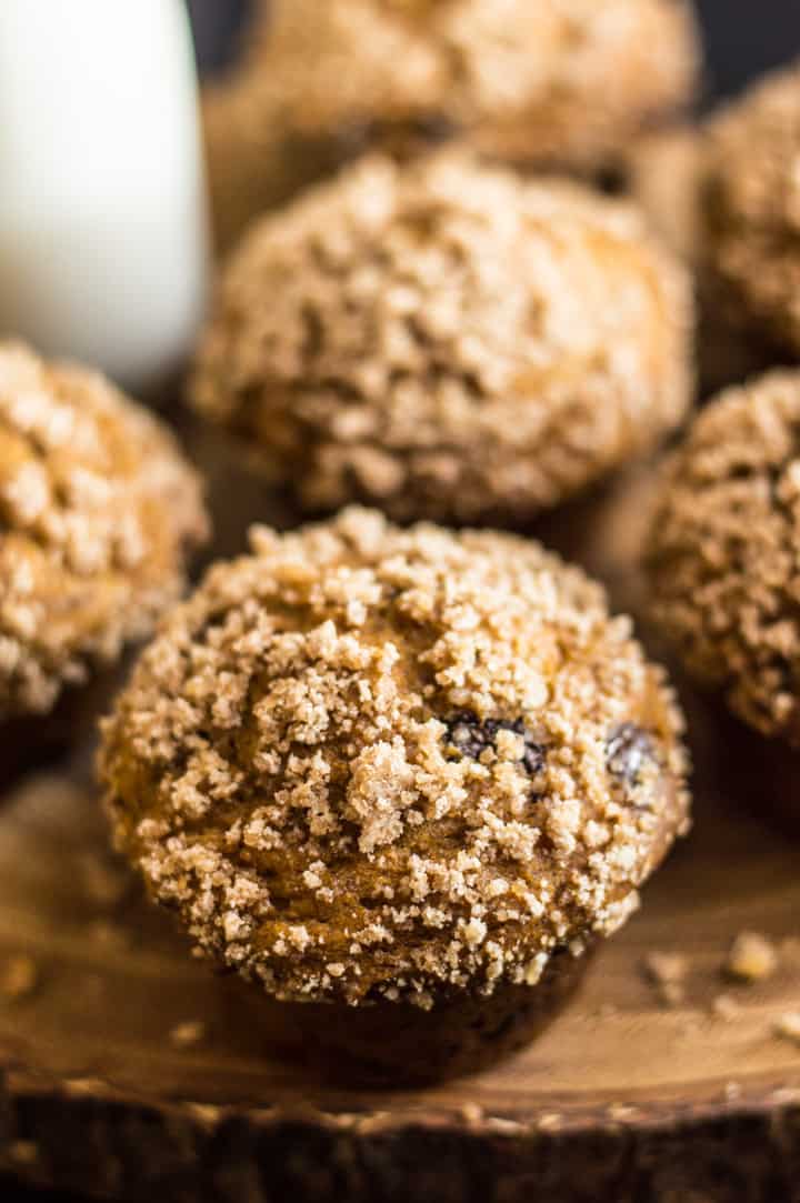 Gluten-Free Pumpkin Crumb Muffins with Chocolate - super moist muffins with a crunchy top crumble on top! | clube.futebolmilionario.com