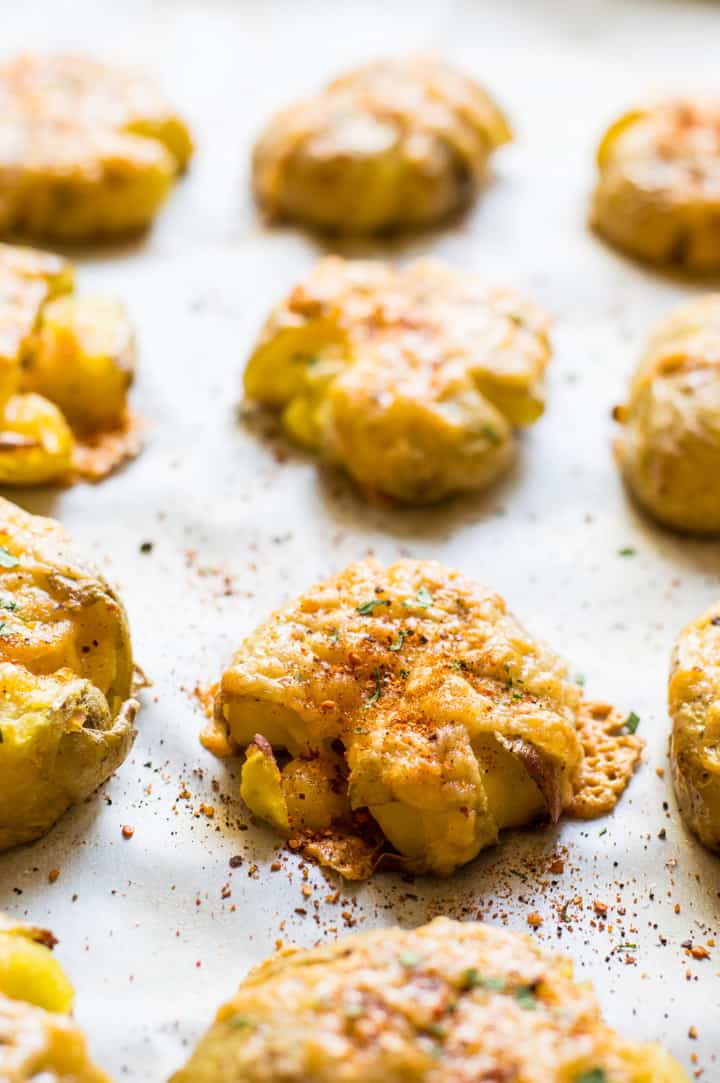 Smoked Gouda Smashed Potatoes - this side dish is perfect for weeknights or for game day! | clube.futebolmilionario.com