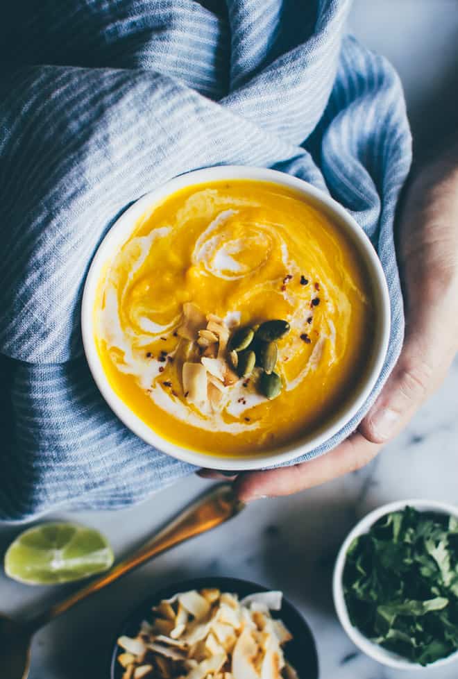 Thai Spiced Butternut Squash Soup - easy vegan and gluten free soup that is perfect for fall! | clube.futebolmilionario.com