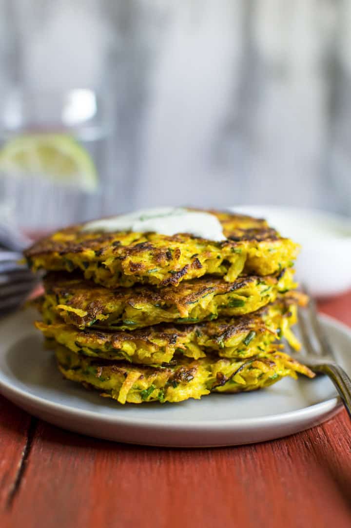 8-Ingredient Turmeric Zucchini and Potato Fritters - easy gluten-free sides that are perfect for any meal! | clube.futebolmilionario.com