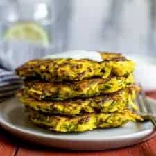 8-Ingredient Turmeric Zucchini and Potato Fritters - easy gluten-free sides that are perfect for any meal! | clube.futebolmilionario.com