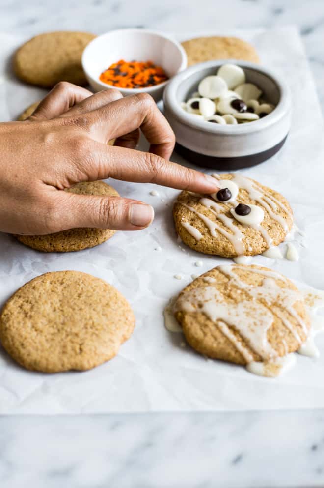 Vegan Spiced Butternut Squash Sugar Cookies - these easy gluten-free cookies are great for Halloween! | clube.futebolmilionario.com