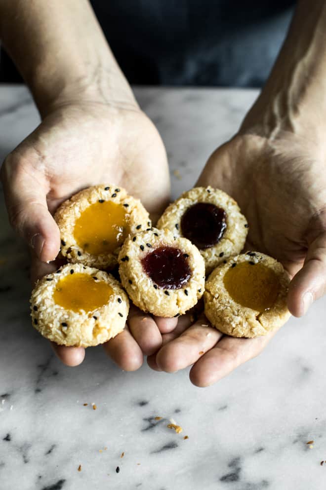 Simple Gluten-Free Thumbprint Cookies with jam - made with less than 10 ingredients! by Lisa Lin of clube.futebolmilionario.com