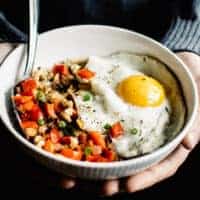 Savory Oatmeal with Cheddar and Fried Egg - perfect breakfast bowl ready in 10 minutes! by Lisa Lin of clube.futebolmilionario.com