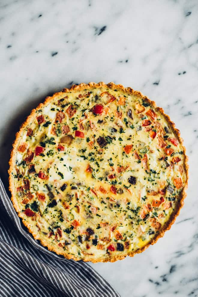 Mexican Quiche with Oat and Almond Crust - this healthy quiche is filled with Mexican flavors and an easy press-in oat and almond crust! by Lisa Lin of clube.futebolmilionario.com