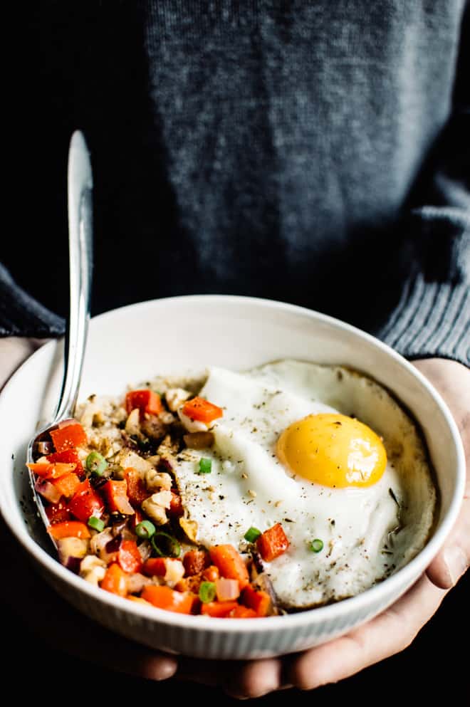 Savory Oatmeal Recipe with Cheddar and Fried Egg - perfect breakfast bowl ready in 10 minutes!
