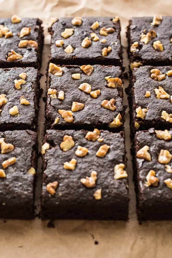 Spiced Paleo Brownies - super easy dessert that's naturally sweetened and gluten free! by Lisa Lin of clube.futebolmilionario.com