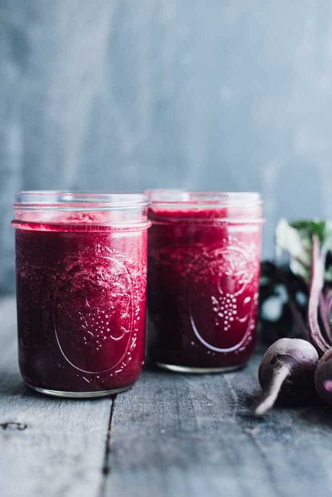 Simple Red Beet Power Smoothie - this simple detox smoothie is made with ingredients that you recognize! @healthynibs