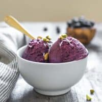 Easy homemade blueberry frozen yogurt that requires 4 ingredients only! by @healthynibs