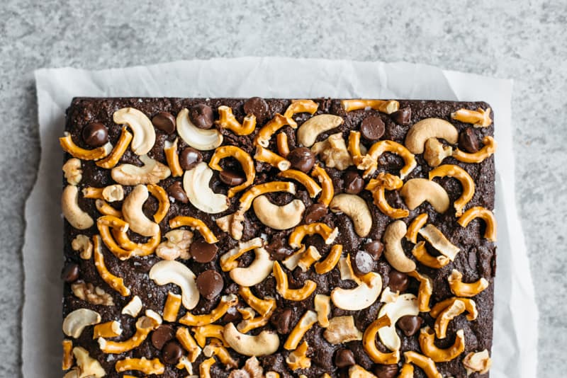 Grain-Free Brownies - gluten-free brownies topped with salted pretzels, cashews and chocolate chips! by @healthynibs
