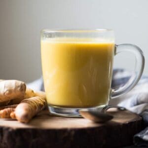 Golden Milk (or Turmeric Milk) is high in antioxidants and has anti-inflammatory properties. Making it at home is very easy. All you need is 5 basic ingredients. by @healthynibs