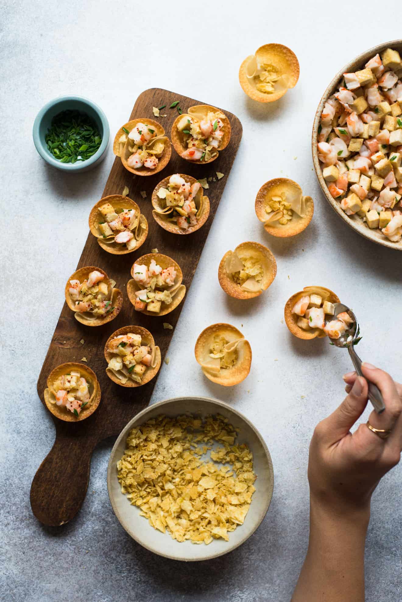 Sweet Chili Shrimp and Tofu Wonton Cups with Crushed Potato Chip Topping - these are the perfect party #appetizers! #healthy