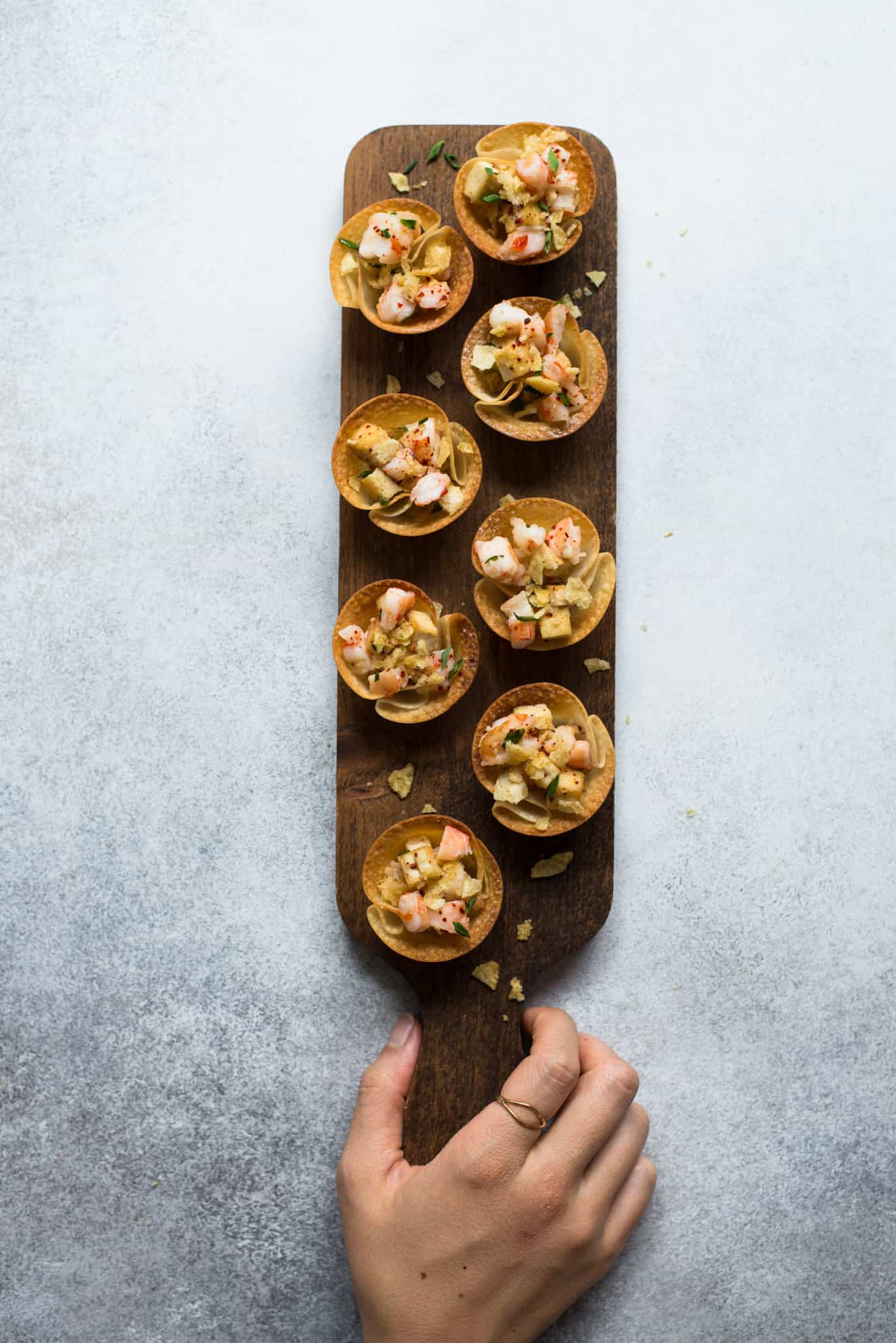 Sweet Chili Shrimp and Tofu Wonton Cups with Crushed Potato Chip Topping - these are the perfect party #appetizers! #healthy