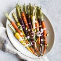 Za'atar Roasted Carrots with Sumac Yogurt Sauce - an easy and healthy holiday side dish! #healthyrecipe #sidedish #vegetarian #carrots