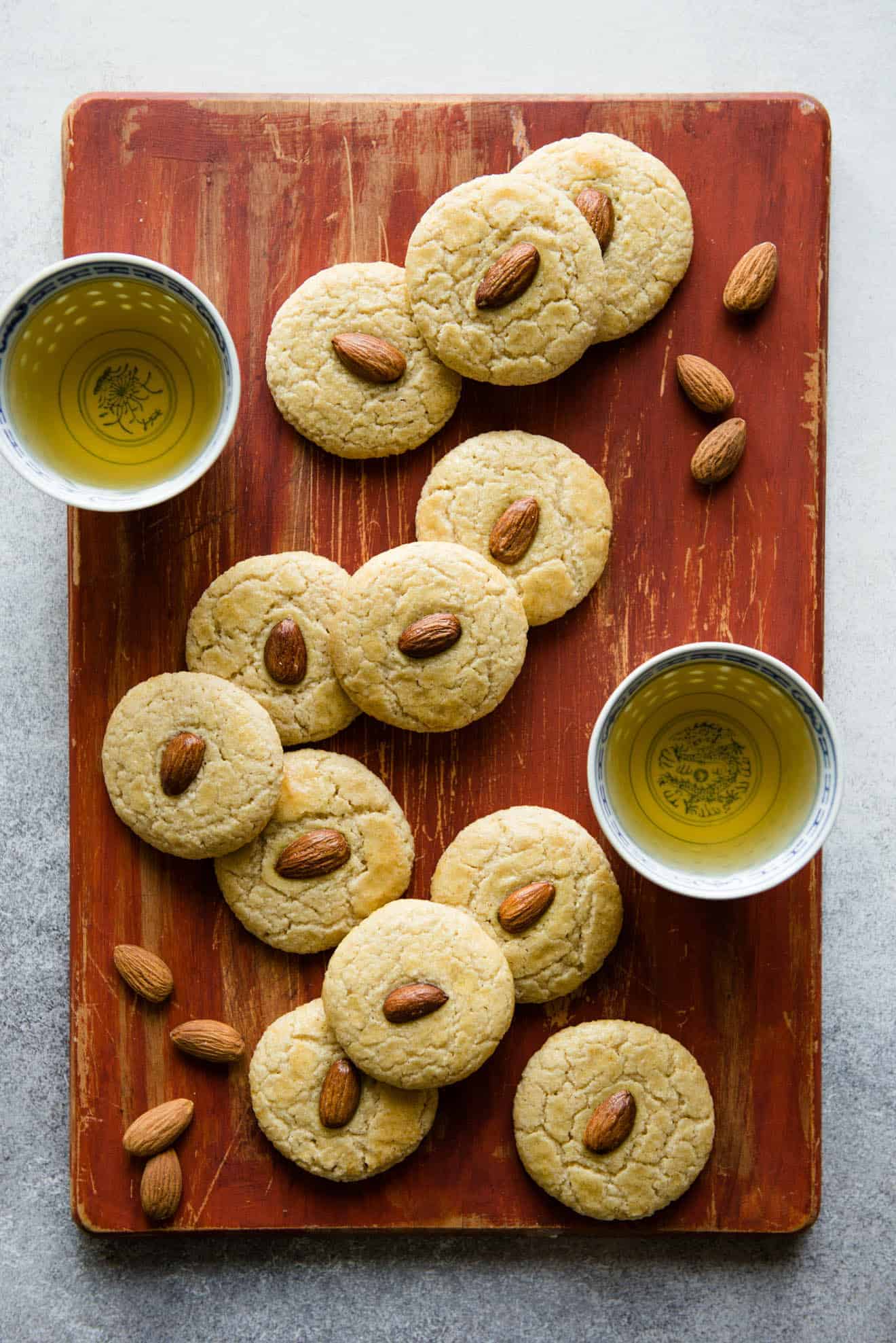 Gluten-Free Chinese Almond Cookies - great for the holiday season or for any party! #dessert #glutenfree