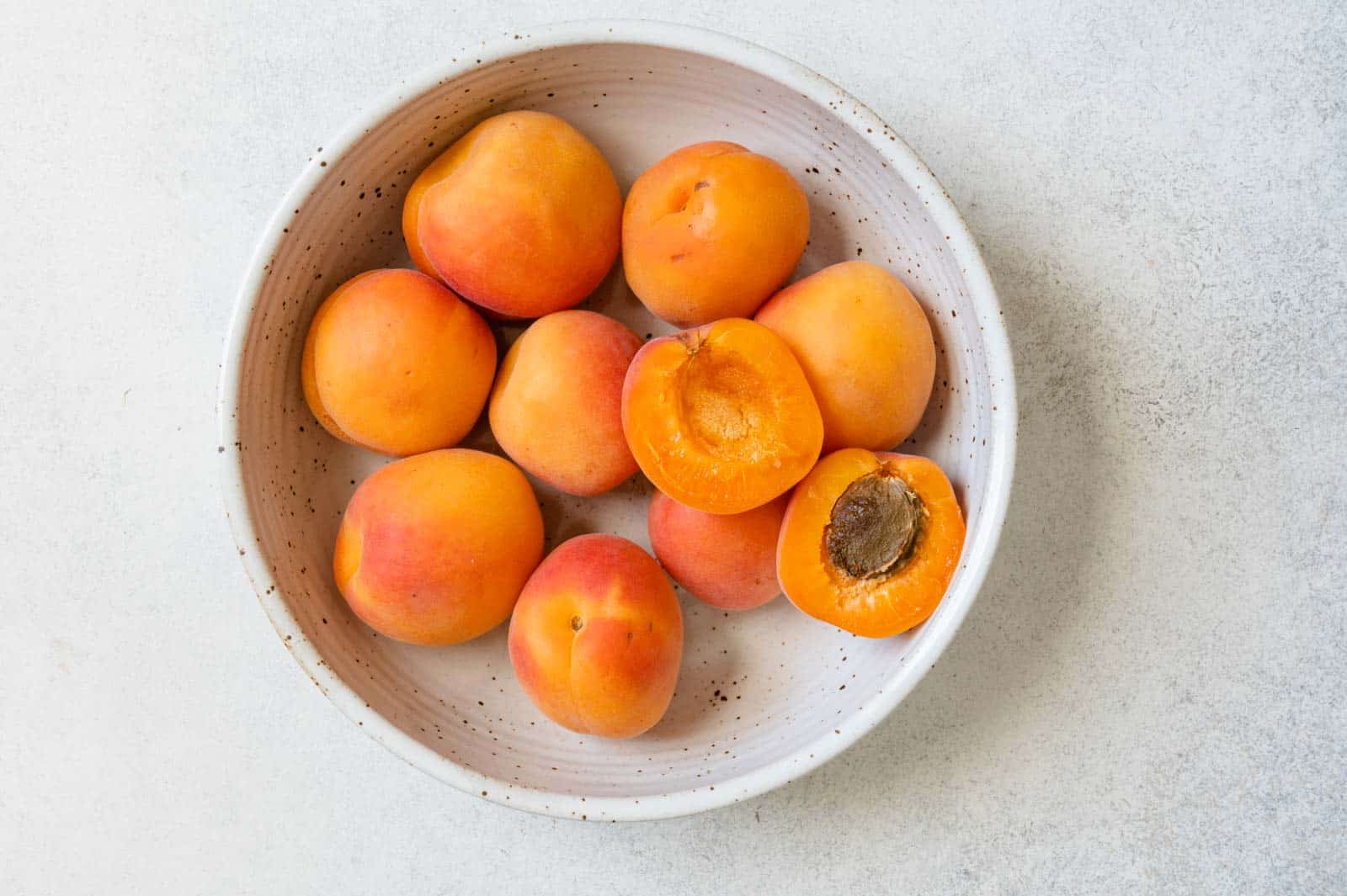 Photo of apricots in a bowl