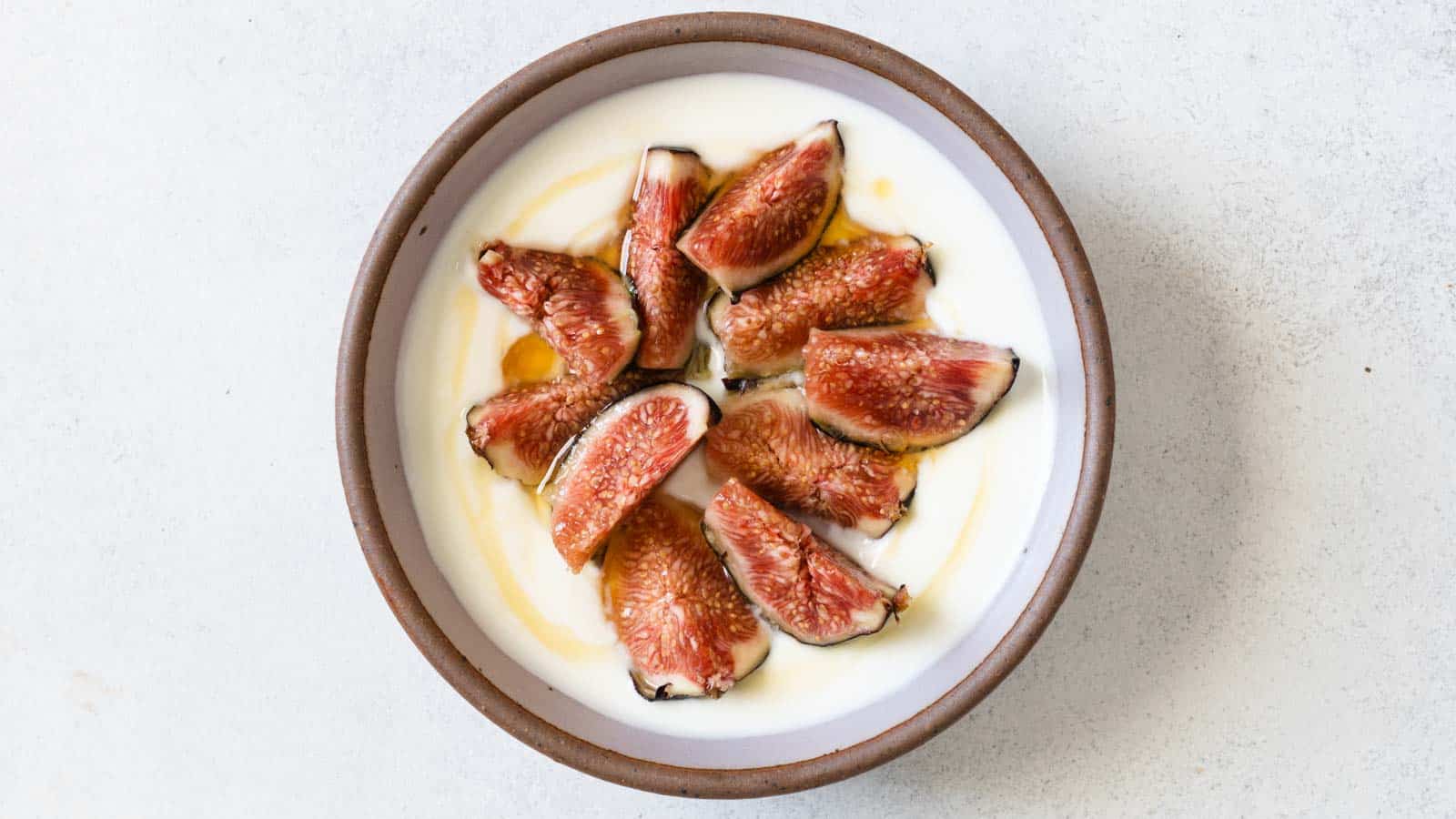 Photo of figs with yogurt and honey